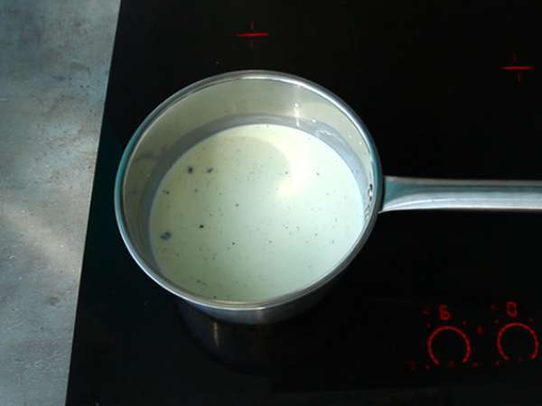 Vanilijeva panna cotta z mareličnim coulisom - Priprava korak 1