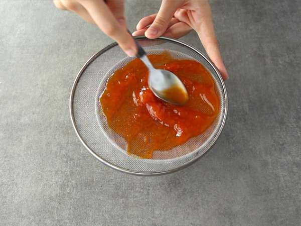 Vanilijeva panna cotta z mareličnim coulisom - Priprava korak 4