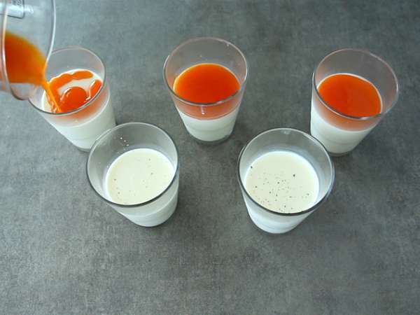 Vanilijeva panna cotta z mareličnim coulisom - Priprava korak 5