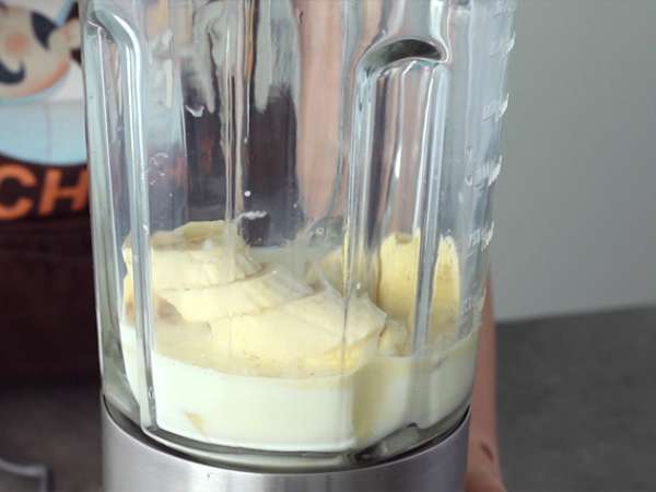 Banana in vanilijev milkshake - Priprava korak 2