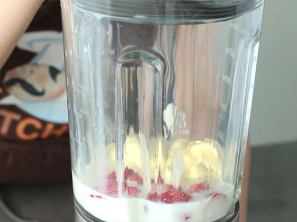 Jagodni in vanilijev milkshake - Priprava korak 2