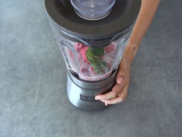 Veganski koktajl z malinami in meto - Priprava korak 2