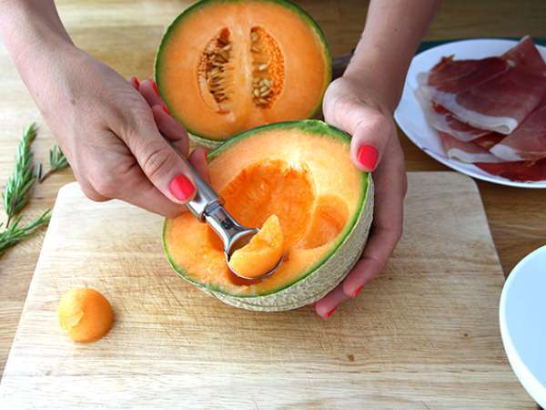 Aperitivni kebab iz melone, šunke in rožmarina - Priprava korak 1
