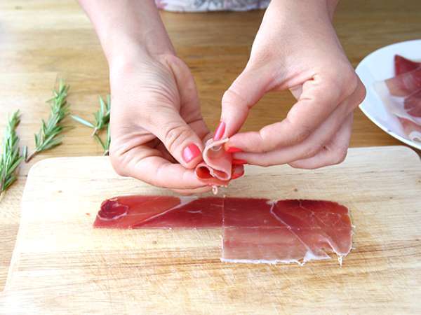 Aperitivni kebab iz melone, šunke in rožmarina - Priprava korak 2