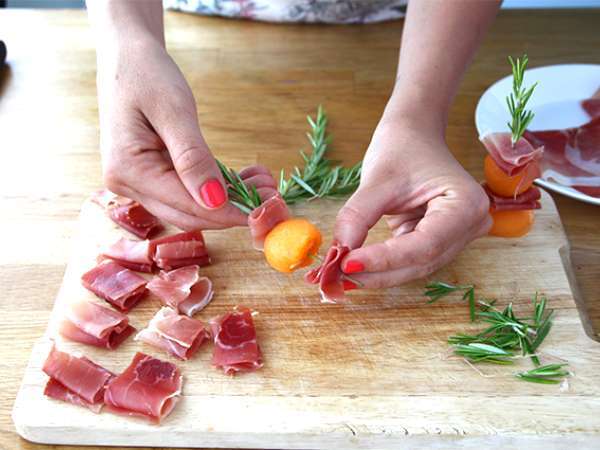 Aperitivni kebab iz melone, šunke in rožmarina - Priprava korak 3