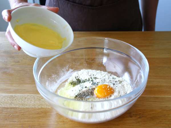 Parmezan in zeliščni biskvit - Priprava korak 1