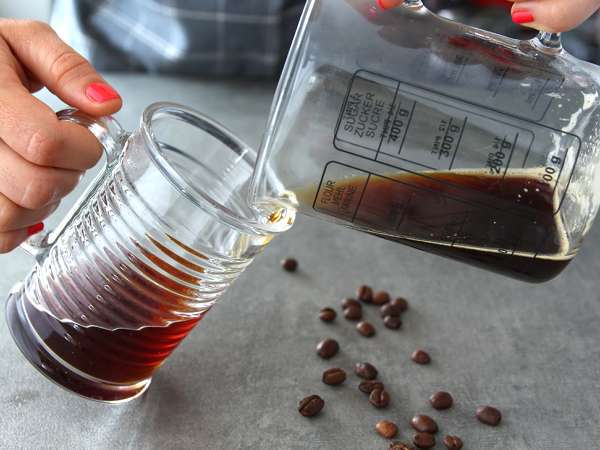 Irska kava (kava z viskijem in stepeno smetano) - Priprava korak 2