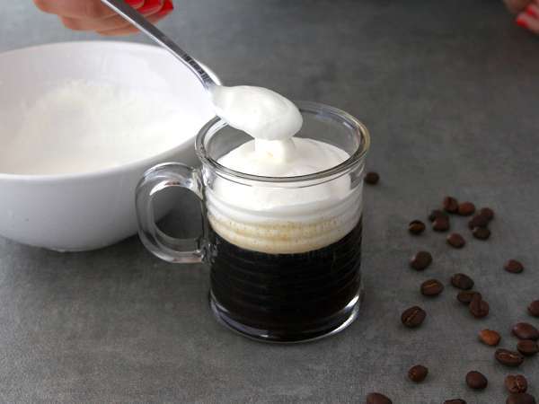 Irska kava (kava z viskijem in stepeno smetano) - Priprava korak 3