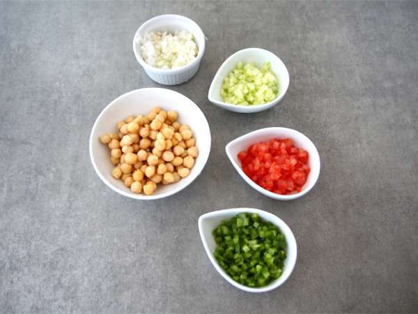 Solatna juha in solata iz čičerke - Priprava korak 1