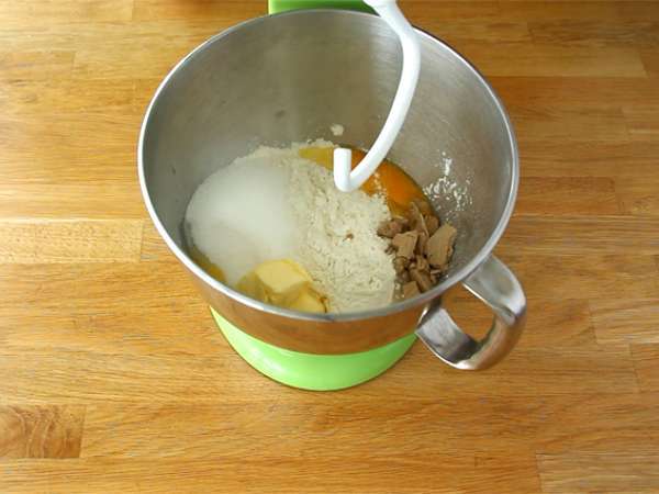 Pletene marelične brioške - Priprava korak 1