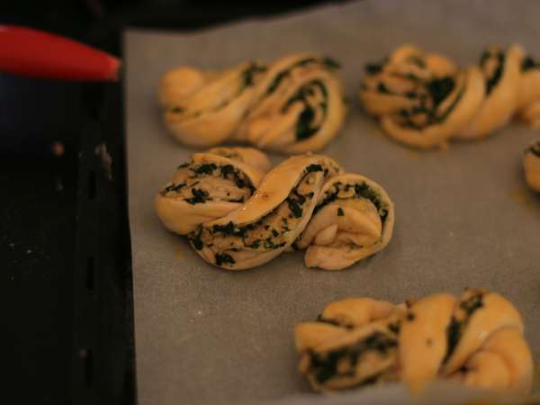 Pleteni kruhki s pestom - Priprava korak 8