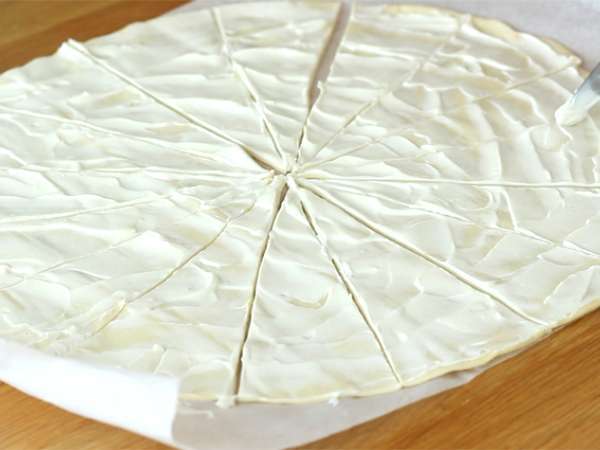 Krofi iz listnatega testa s pršutom in francosko smetano - Priprava korak 1