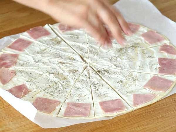 Krofi iz listnatega testa s pršutom in francosko smetano - Priprava korak 2