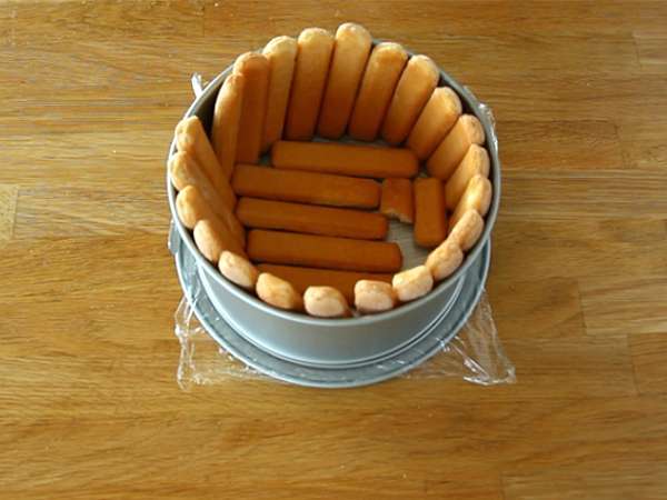 Charlotte iz hrušk in praženih mandljev - Priprava korak 1