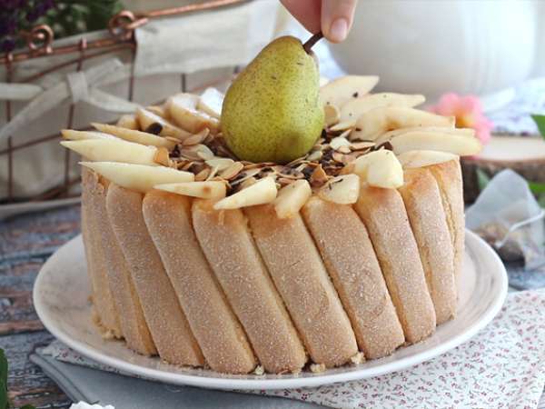 Charlotte iz hrušk in praženih mandljev - Priprava korak 8