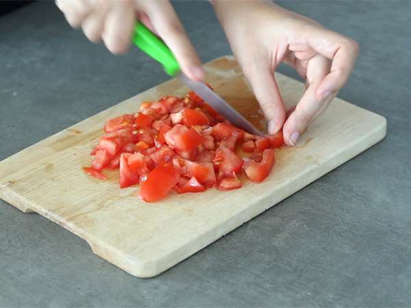 Mafini s tuno, paradižnikom in feto - Priprava korak 1