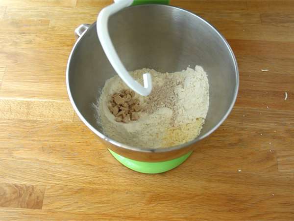 Focaccia s češnjevim paradižnikom - Priprava korak 1