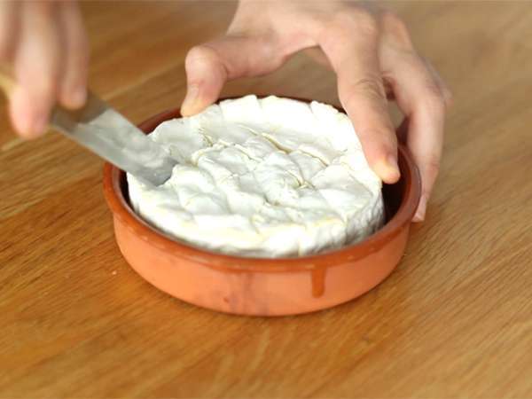 V pečici pečen Camembert z medom in orehi - Priprava korak 1