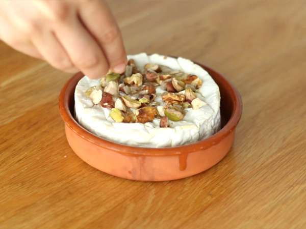 V pečici pečen Camembert z medom in orehi - Priprava korak 2