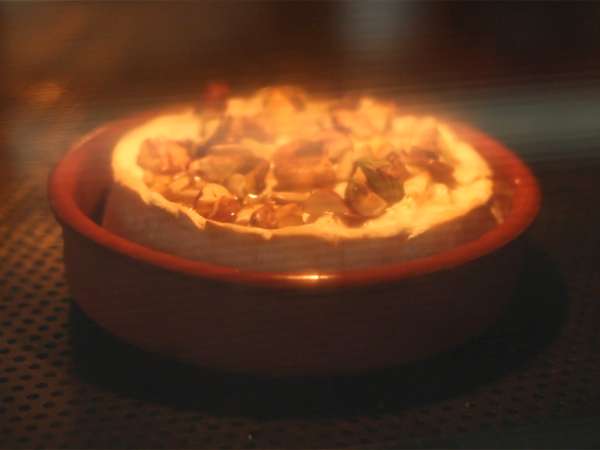 V pečici pečen Camembert z medom in orehi - Priprava korak 3