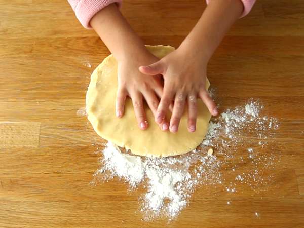 Kratek kruh z božičnim drevesom - Priprava korak 2