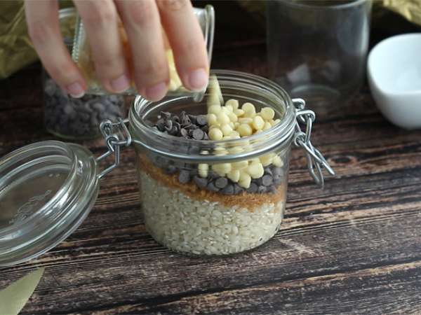 Komplet riževega pudinga iz temne in bele čokolade - Priprava korak 1