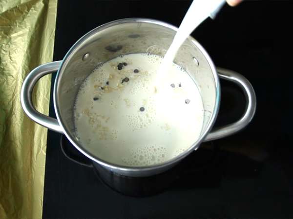 Komplet riževega pudinga iz temne in bele čokolade - Priprava korak 4