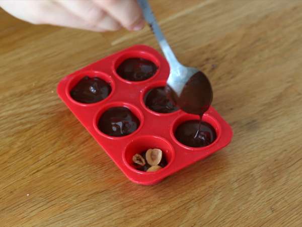 Vroče čokoladne lizike: temna čokolada + praženi lešniki - Priprava korak 2