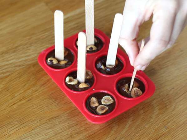 Vroče čokoladne lizike: temna čokolada + praženi lešniki - Priprava korak 3