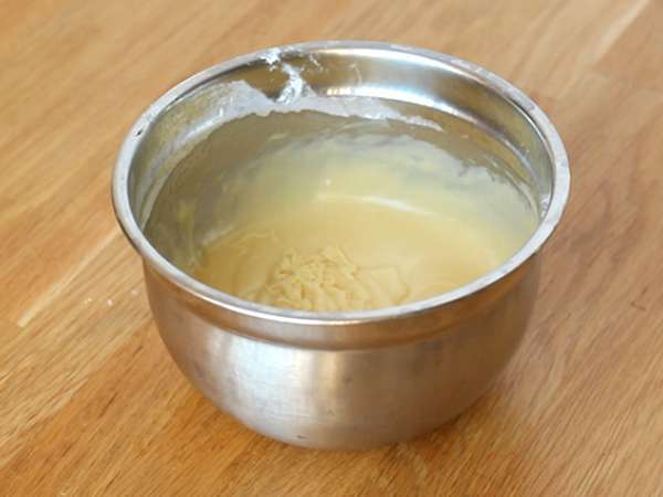 Marmorna biskvitna torta z mandljevo glazuro - Priprava korak 1