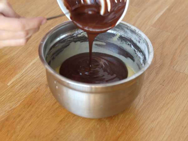 Marmorna biskvitna torta z mandljevo glazuro - Priprava korak 2