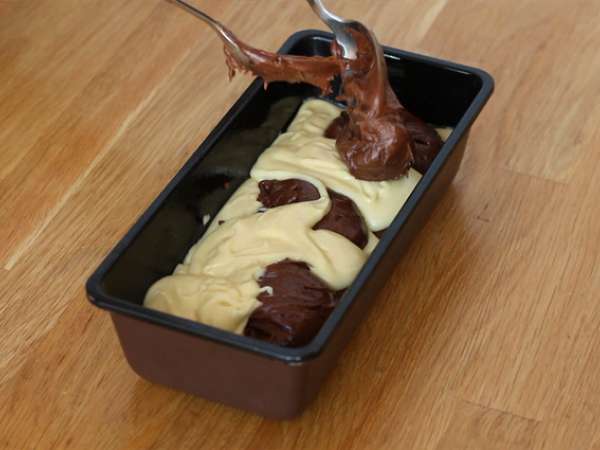 Marmorna biskvitna torta z mandljevo glazuro - Priprava korak 3