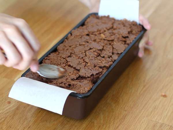 Marmorna biskvitna torta z mandljevo glazuro - Priprava korak 7