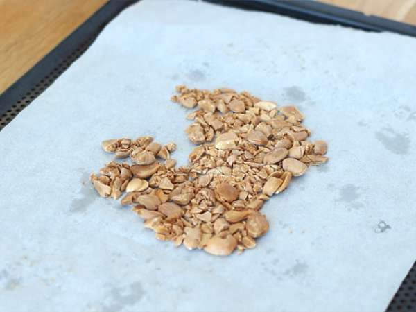 Marmorna biskvitna torta z mandljevo glazuro - Priprava korak 8