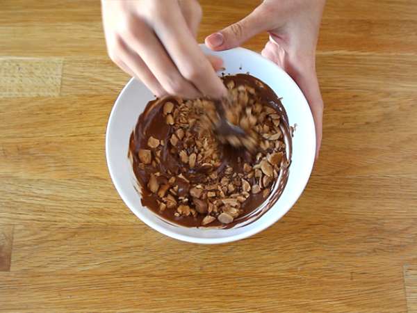 Marmorna biskvitna torta z mandljevo glazuro - Priprava korak 9