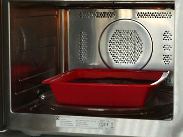 Čokoladni biskvit v mikrovalovni pečici v 5 min. - Priprava korak 4