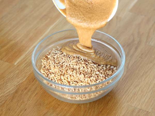 Žitna ploščica iz puhastega riža z arašidi - Priprava korak 5