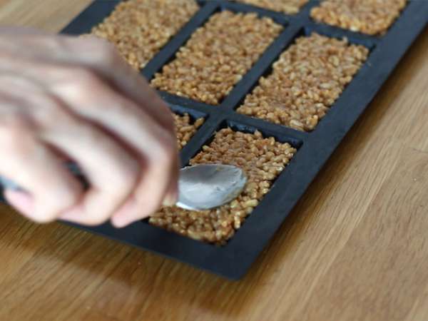 Žitna ploščica iz puhastega riža z arašidi - Priprava korak 6