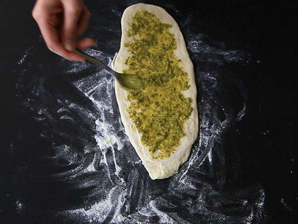 Pleteni kruhki z zelenim pestom - Priprava korak 3