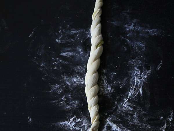 Pleteni kruhki z zelenim pestom - Priprava korak 5