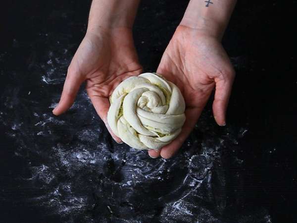 Pleteni kruhki z zelenim pestom - Priprava korak 6