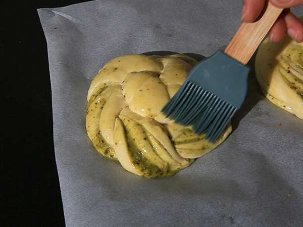 Pleteni kruhki z zelenim pestom - Priprava korak 7