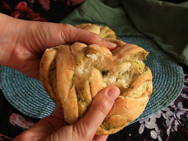 Pleteni kruhki z zelenim pestom - Priprava korak 8