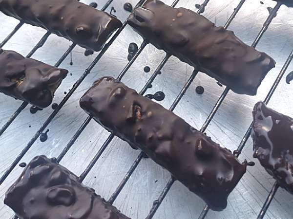 Veganske in brezglutenske domače ploščice Snickers - Priprava korak 9