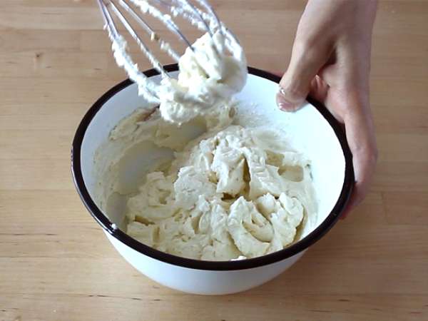 Korenčkov biskvit z nadevom iz sira - Priprava korak 1