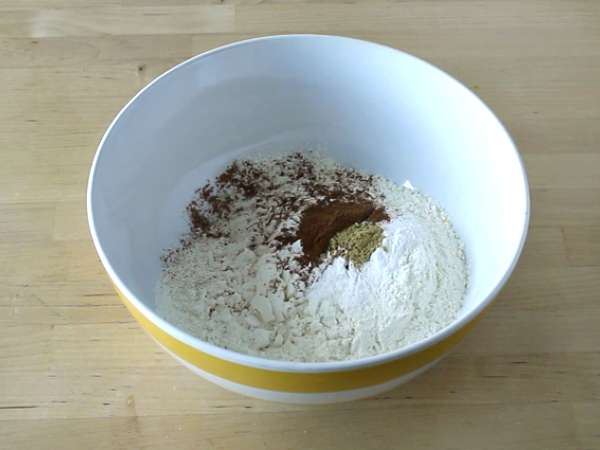 Korenčkov biskvit z nadevom iz sira - Priprava korak 2