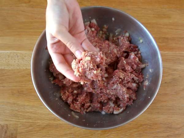 Ikeine mesne kroglice z belo omako - Priprava korak 2