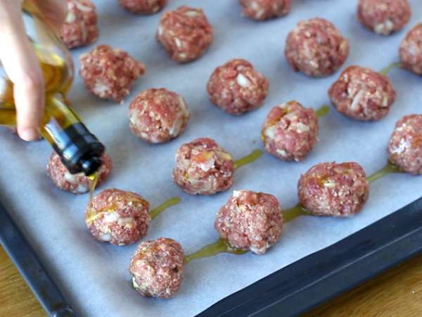 Ikeine mesne kroglice z belo omako - Priprava korak 3