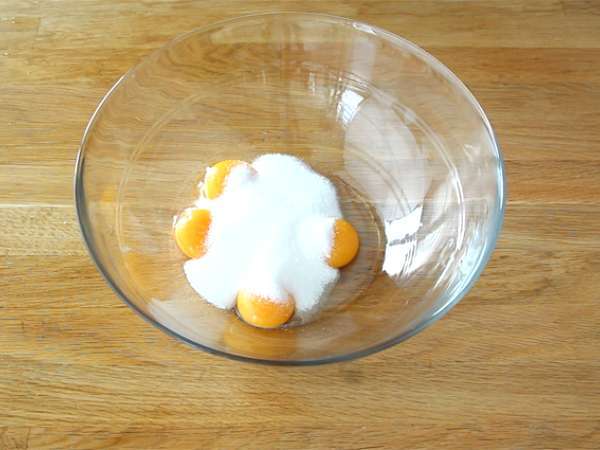 Plastična torta z jagodami in mascarponejevo kremo - Priprava korak 1