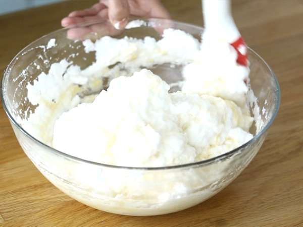 Plastična torta z jagodami in mascarponejevo kremo - Priprava korak 3